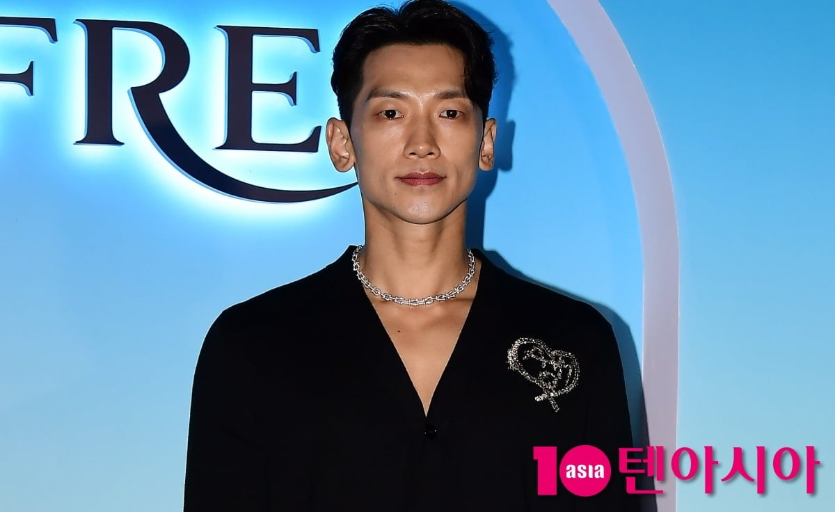 가수 비가 포즈를 취하고 있다 / 사진=텐아시아 DB