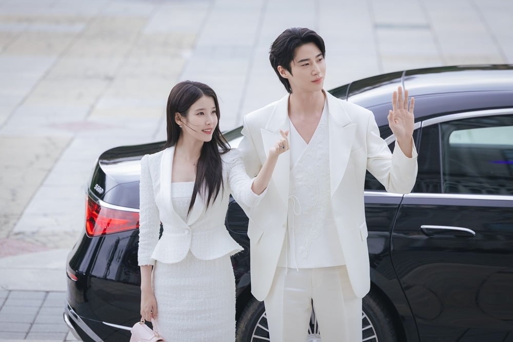 '21세기 대군부인' 아이유와 변우석의 운명 개척 로맨스가 반환점을 돌며 한층 흥미진진한 전개를 예고하고 있다/사진제공=MBC