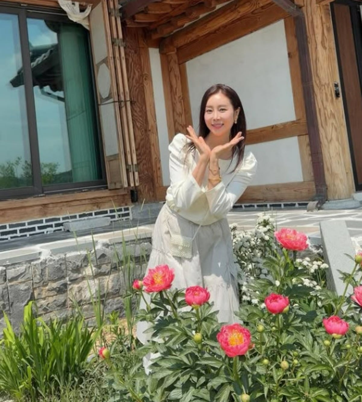 최근 임신 소식을 전한 배우 한다감이 1000평 규모로 알려진 친정집에서 환한 미소를 보이고 있다. / 사진=한다감 SNS