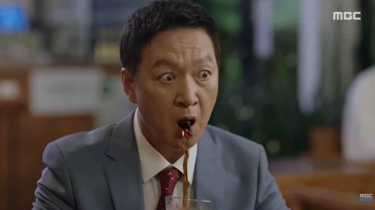 드라마 '태양을 삼킨 여자'의 한 장면. 박동빈이 커피를 내뱉는 연기를 선보이고 있다. / 사진=MBC '태양을 삼킨 여자' 영상 캡처