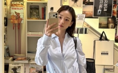 '아들맘' 손연재, 얼굴이 핸드폰보다 작네…10등신 모델 비율에 "숨 넘어간다"