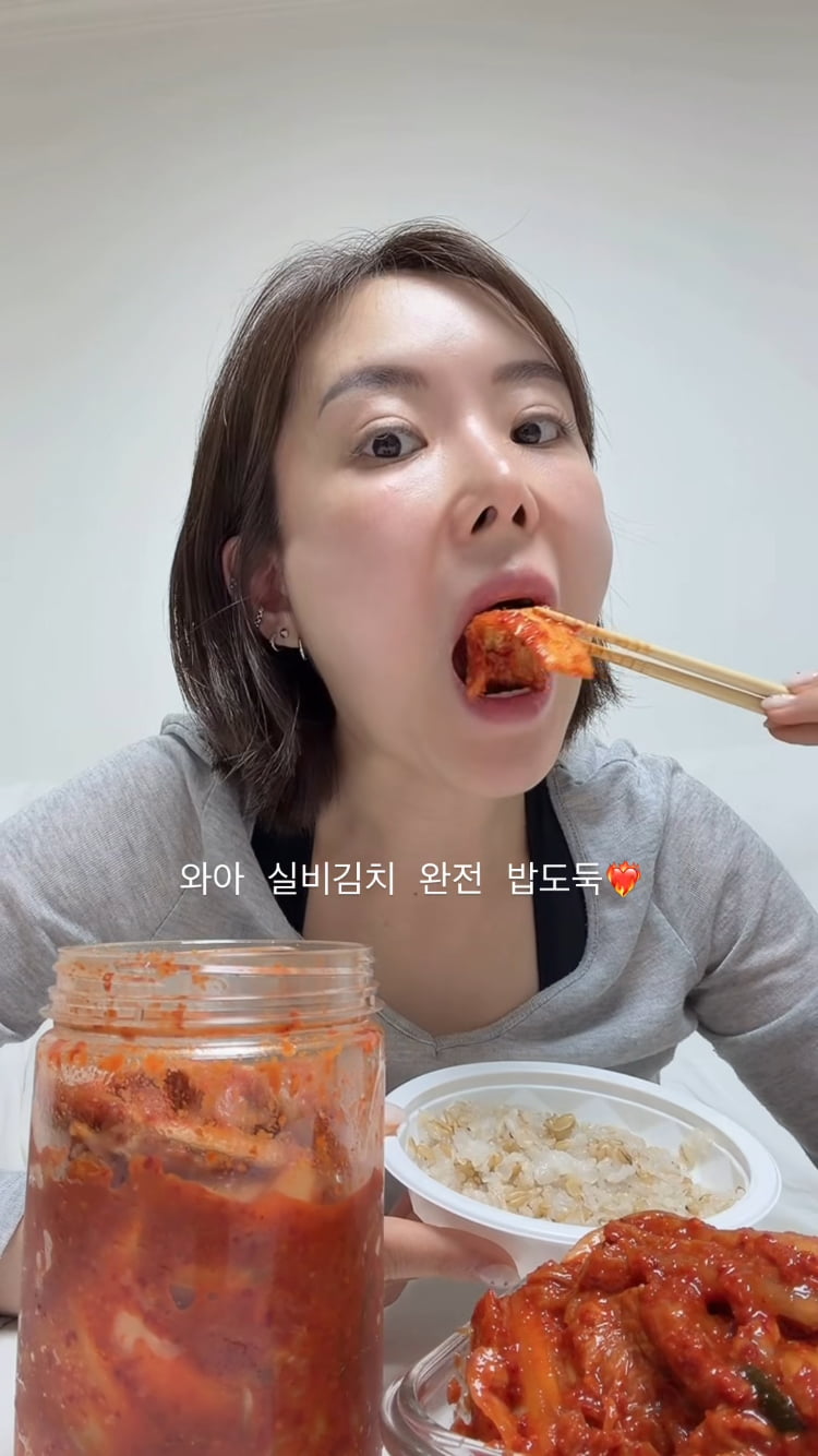 ‘가슴 성형만 1000만원’ 이소라, 밥도둑에 깜짝…실비김치+밥 못참아