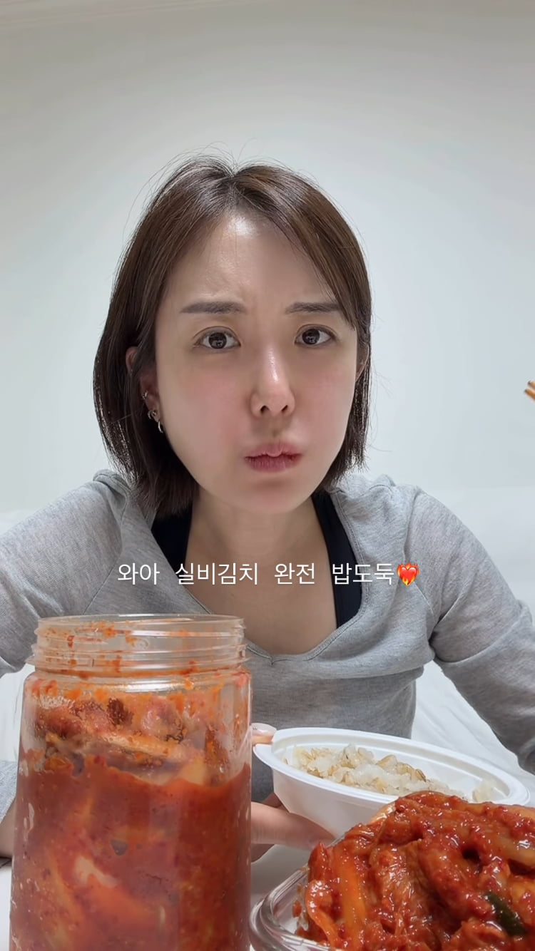‘가슴 성형만 1000만원’ 이소라, 밥도둑에 깜짝…실비김치+밥 못참아