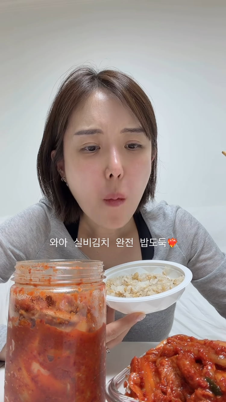 ‘가슴 성형만 1000만원’ 이소라, 밥도둑에 깜짝…실비김치+밥 못참아