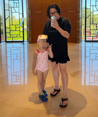 김영희, 5성급 호텔서 럭셔리하네…10살 연하남도 물개 수영