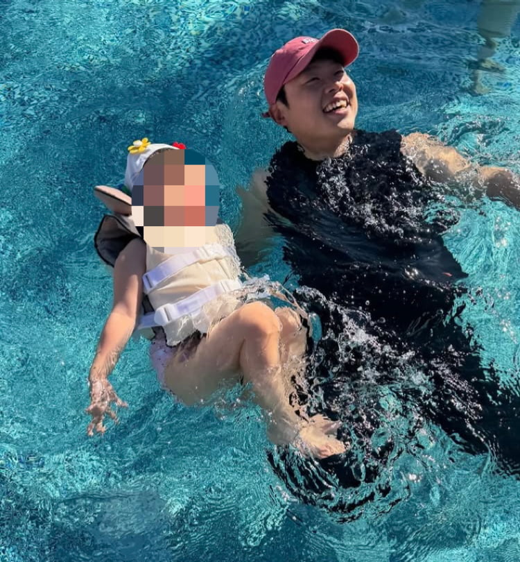 김영희, 5성급 호텔서 럭셔리하네…10살 연하남도 물개 수영