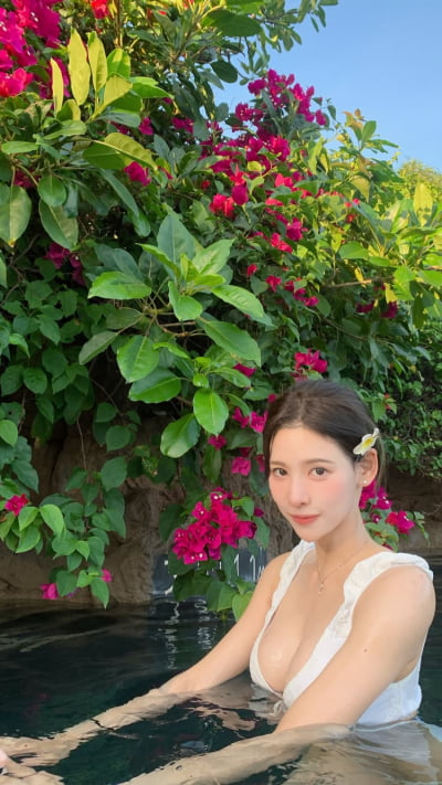 이나연, 하와이 가니 노출 자신감…당당한 흰색 비키니