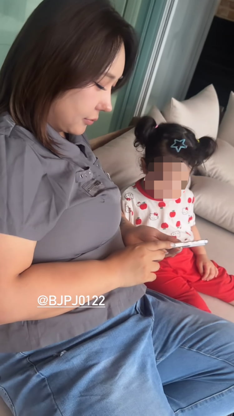 ‘32kg 감량’ 트랜스젠더 풍자, 육아 잘하네…랄랄 딸과 에너제틱하게