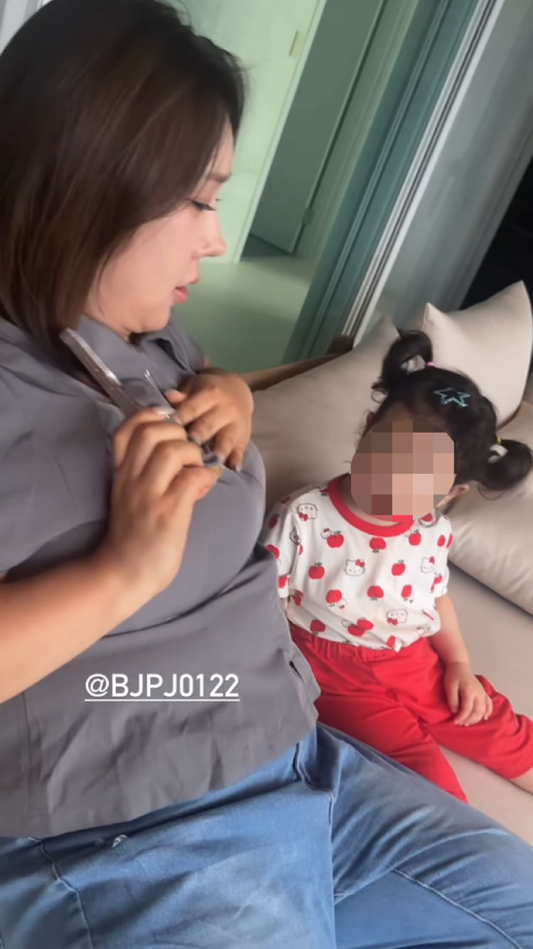 ‘32kg 감량’ 트랜스젠더 풍자, 육아 잘하네…랄랄 딸과 에너제틱하게
