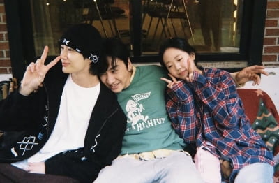 유재석만 제외됐다…지예은, MZ 변우석과 볼가리고 인증샷
