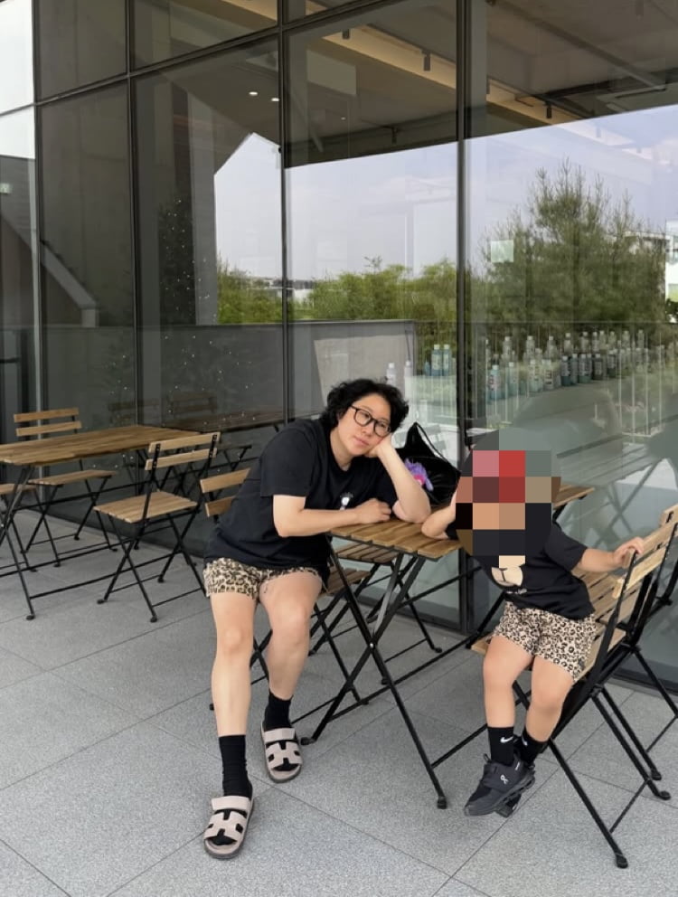 김영희, ♥10살 연하가 보면 놀랄 패션…호피무늬 반바지로 시선강탈