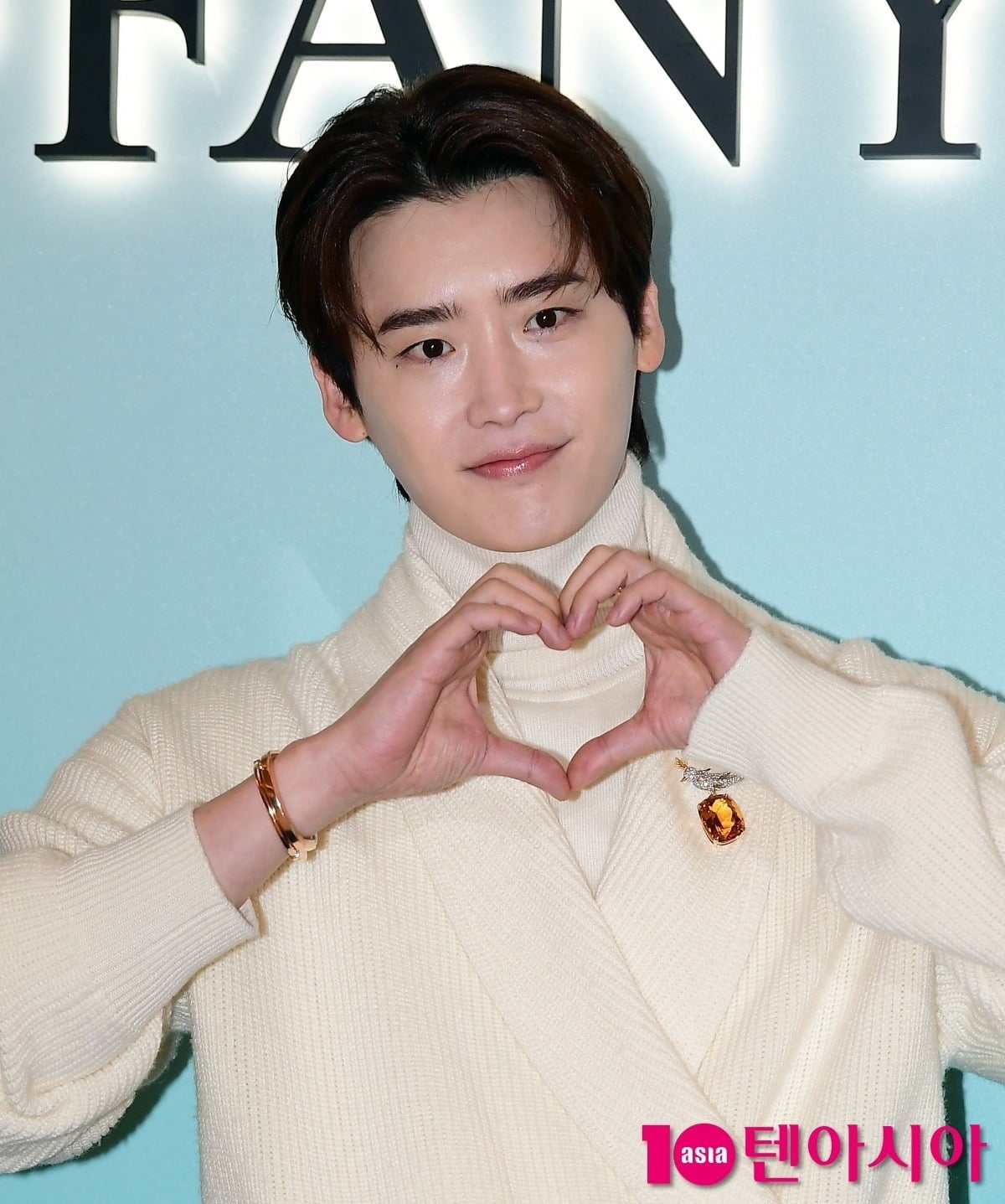 이종석이 손하트 포즈를 취하고 있다./사진=텐아시아DB