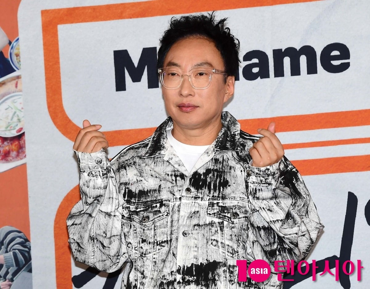 박명수가 손하트 포즈를 취하고 있다./사진=텐아시아DB