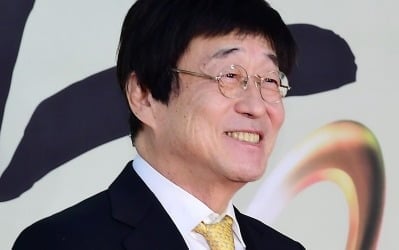 '70대' 유명 남가수, 10년 만에 깜짝 소식 알렸다…방송 중 신곡 '사랑해' 무대 공개 ('라스')