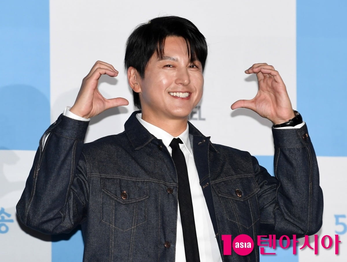 배우 류수영이 취재진 앞에서 포즈를 취하고 있다. / 사진=텐아시아DB