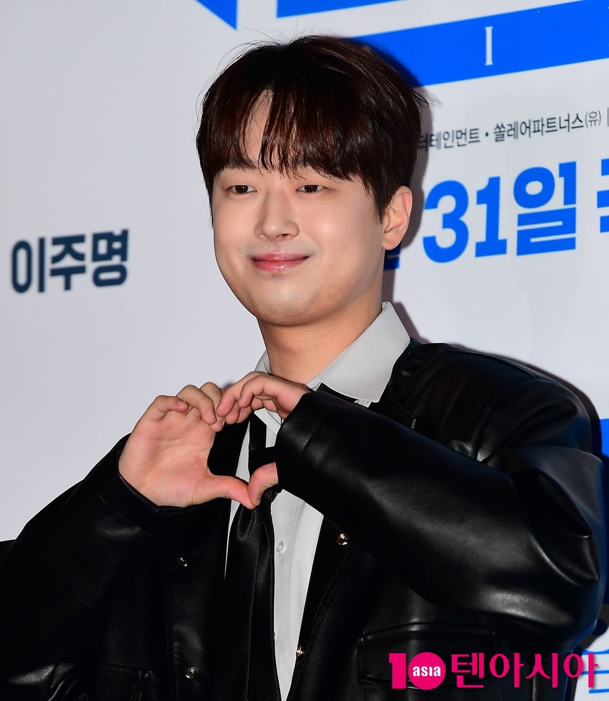 가수 이찬원이 취재진 앞에서 포즈를 취하고 있다. / 사진=텐아시아DB