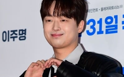 이찬원, 제대로 사고쳤다…MC 활약 중인 '셀럽병사' 2년 연속 '텔리 어워즈' 동상 쾌거