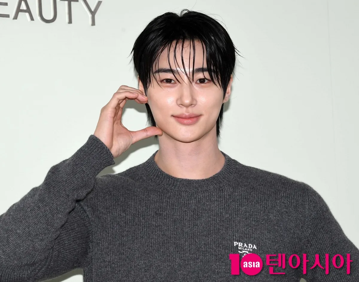 배우 변우석이 취재진 앞에서 포즈를 취하고 있다. / 사진=텐아시아DB