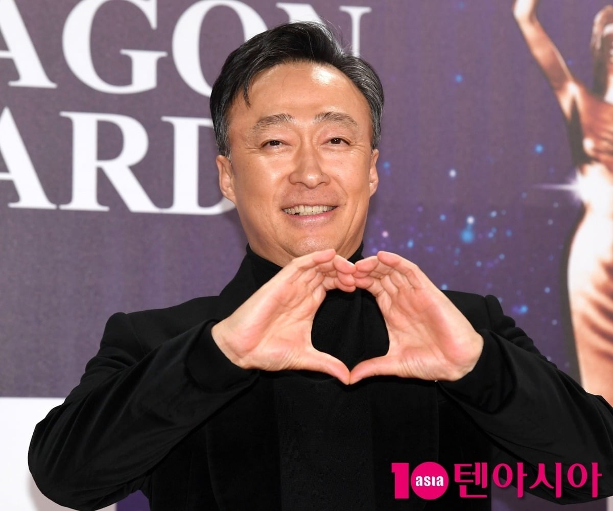 이성민이 손하트 포즈를 취하고 있다./사진=텐아시아DB