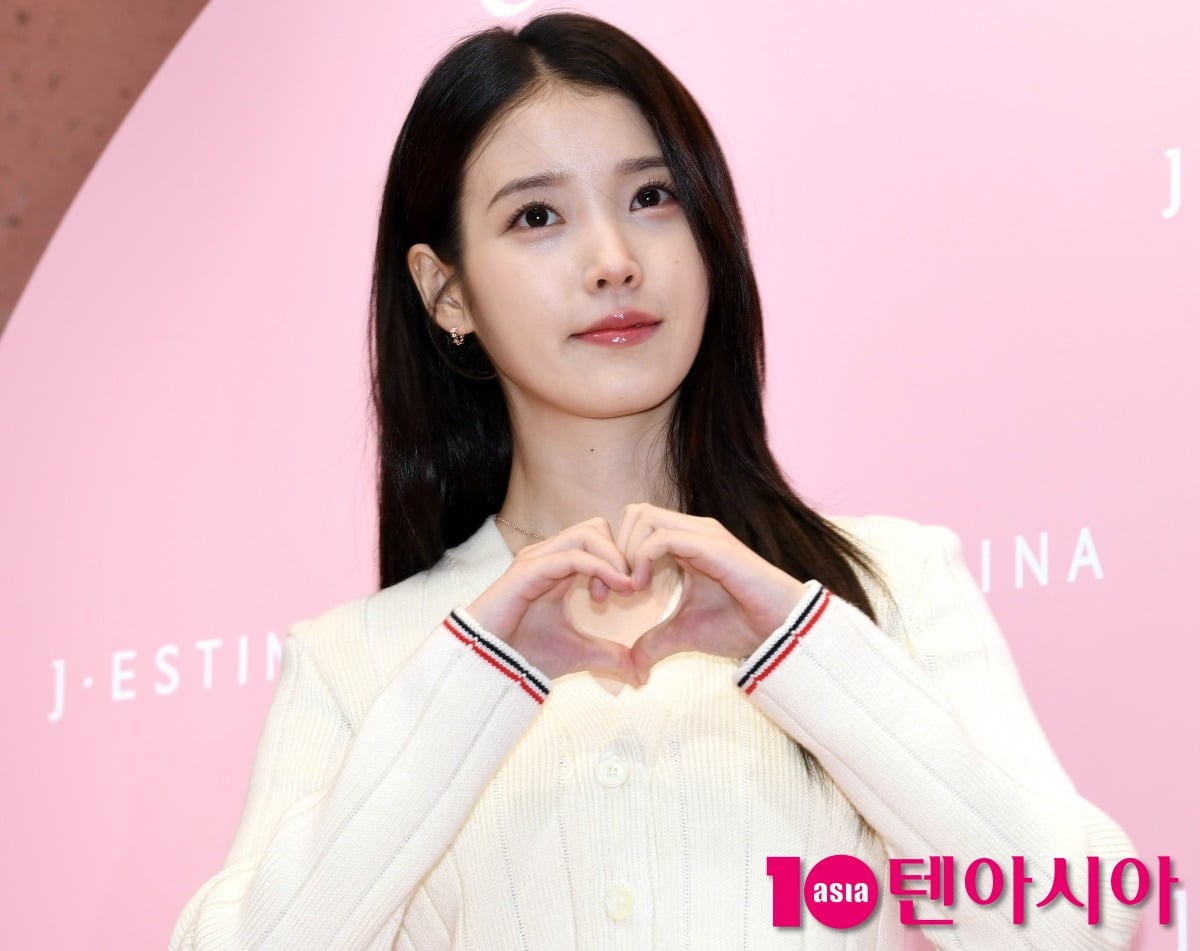 가수 겸 배우 아이유가 취재진을 향해 포즈를 취하고 있다. / 사진=텐아시아DB