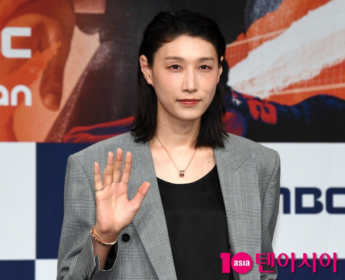 전 배구선수 김연경이 취재진 앞에서 포즈를 취하고 있다. / 사진=텐아시아DB