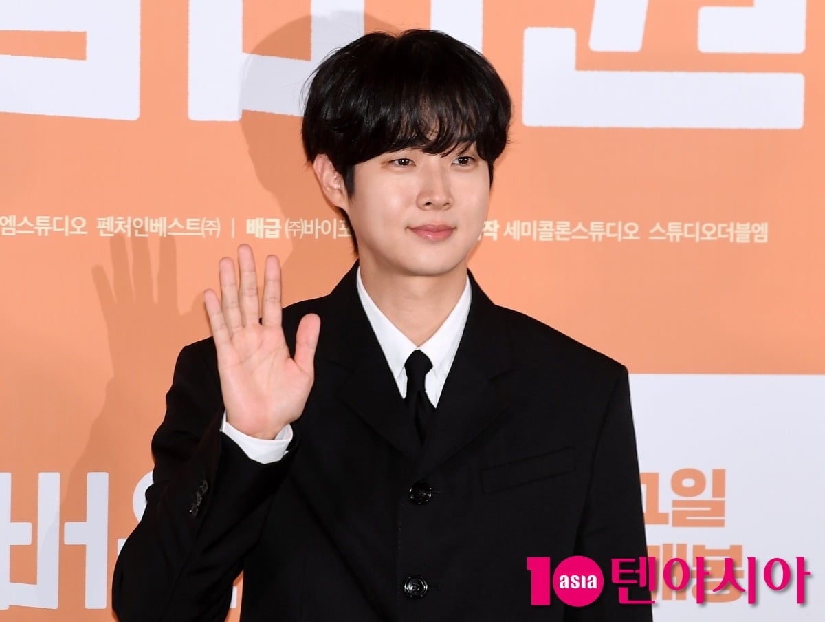 배우 최우식이 취재진 앞에서 포즈를 취하고 있다. / 사진=텐아시아DB