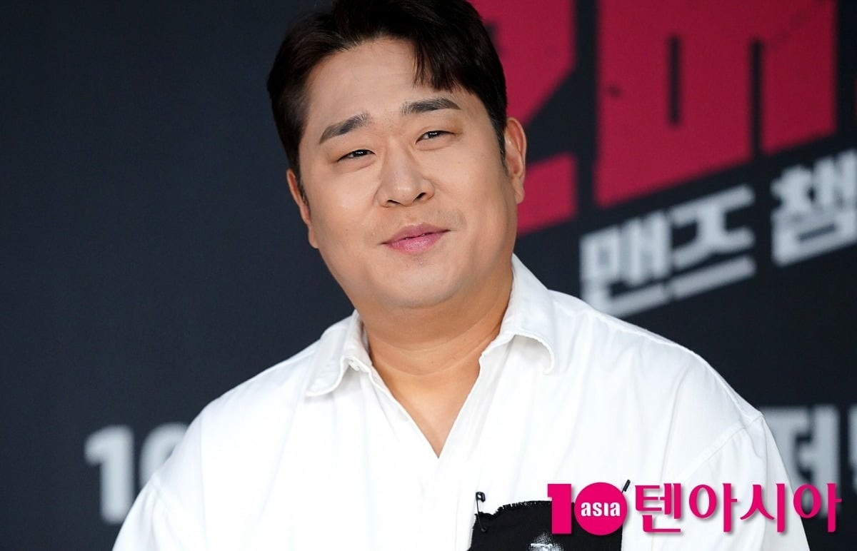 개그맨 문세윤이 결혼 반지를 떨어뜨려 멤버들에게 불화설 의혹을 받는다./사진=텐아시아DB