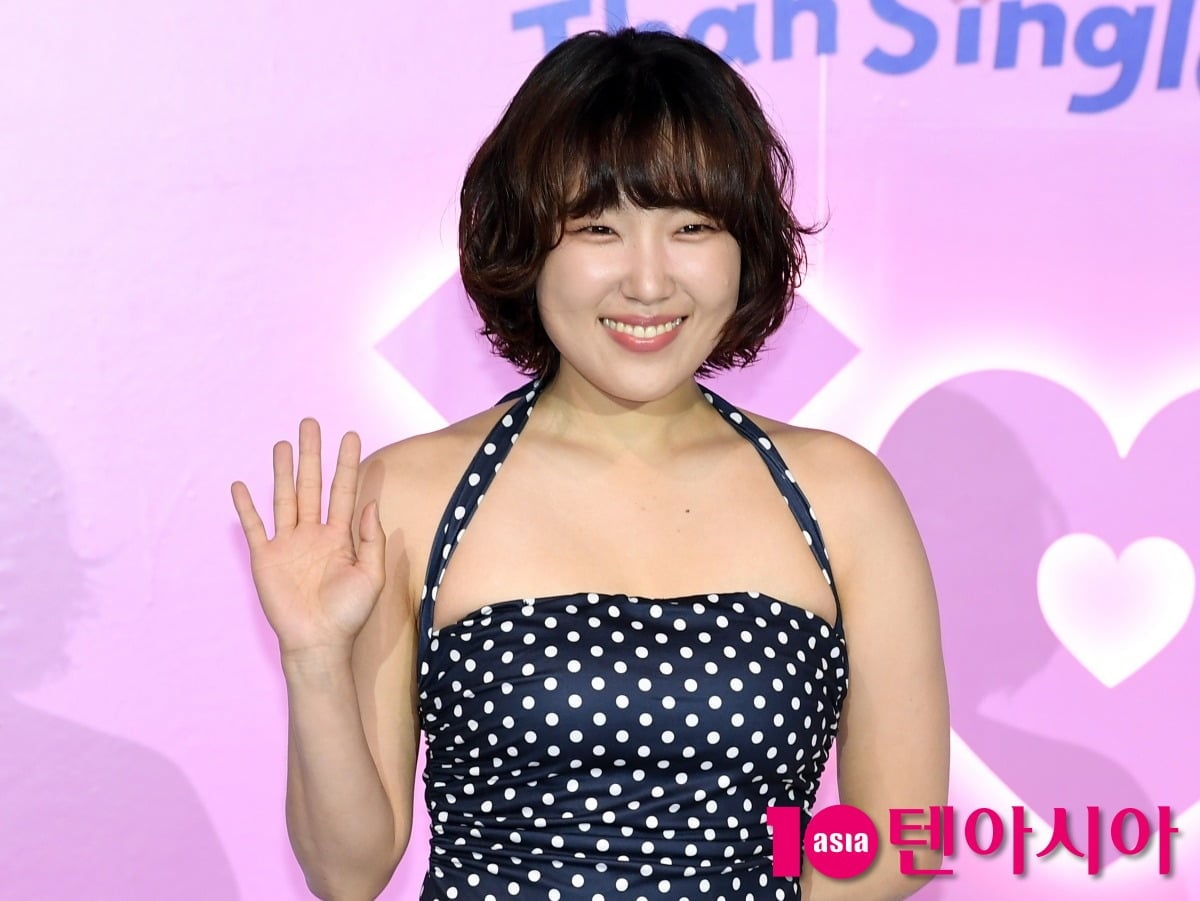 개그우먼 이은지가 손인사를 하고 있다 / 사진=텐아시아DB