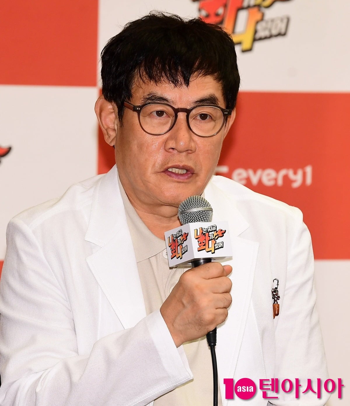 방송인 이경규가 취재진 앞에서 이야기 하고 있다. / 사진=텐아시아DB