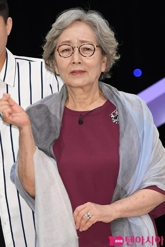 배우 김영옥이 취재진 앞에서 포즈를 취하고 있다. / 사진=텐아시아DB