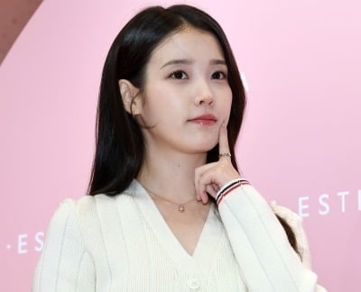 아이유, 44kg '뼈말라' 유지 비결…"30분 동안 김밥 한 알"