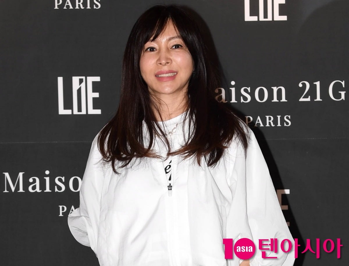 배우 황신혜가 취재진을 향해 미소 짓고 있다. / 사진=텐아시아 DB