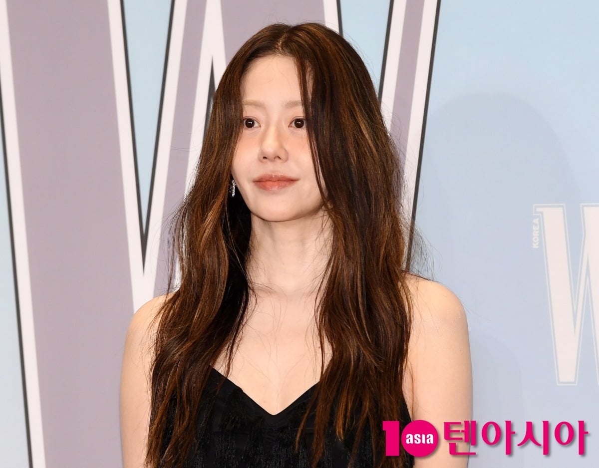 배우 고현정이 포토월에서 미소 짓고 있다. / 사진=텐아시아DB