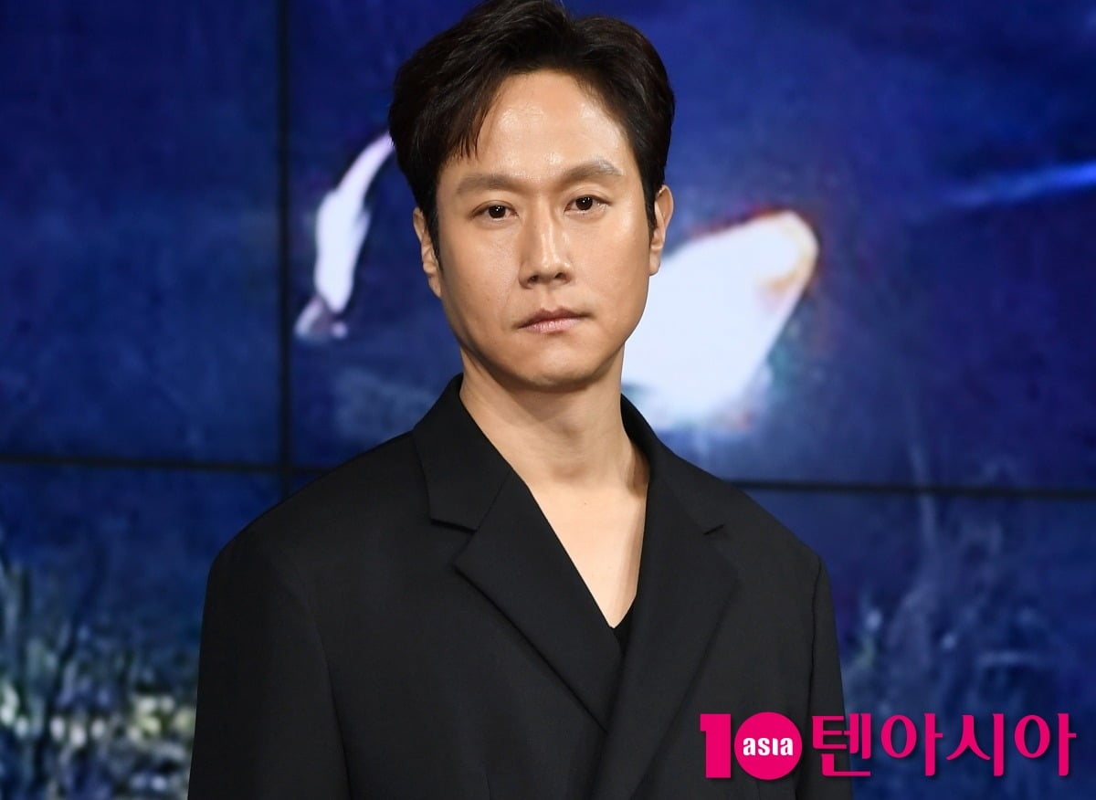 배우 정우가 취재진 앞에 섰다.  / 사진=텐아시아DB