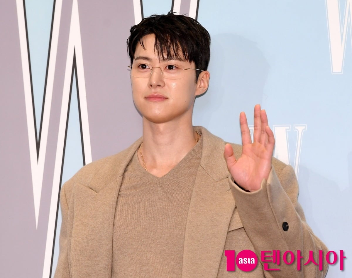배우 공명이 취재진 앞에서 포즈를 취하고 있다. /사진=텐아시아DB