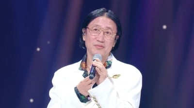 Kwang-jin Kim Shines at 61 with Trendy Fashion on 'The Seasons - Sung Si-kyung's Ear Boyfriend'