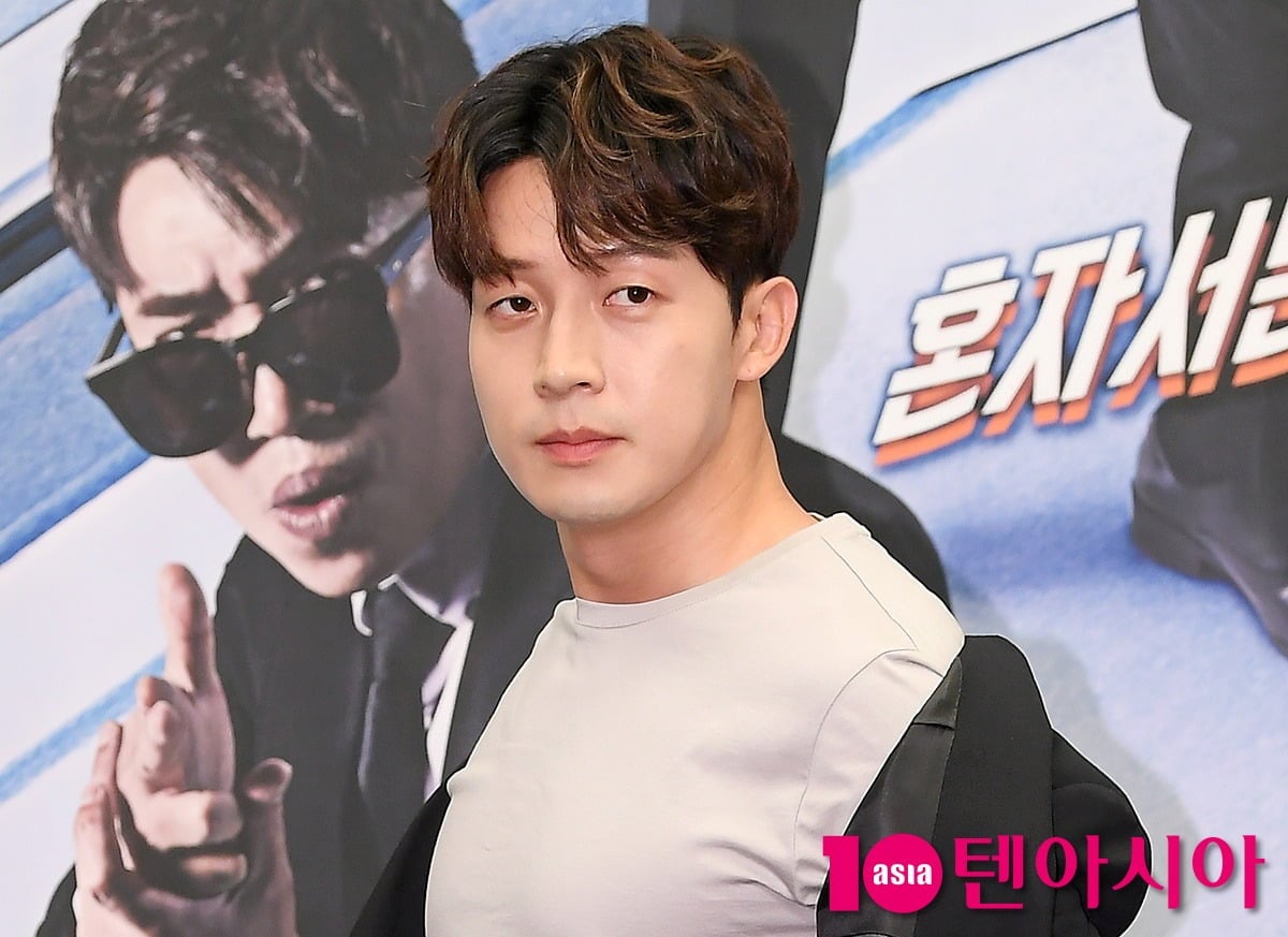허경환이 공식행사에 참석해 포즈를 취하고 있다./사진=텐아시아DB