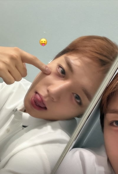'단종 오빠' 박지훈, 거울 셀카로 소년미 발산…깜찍한 '잔망미'에 팬심 올킬