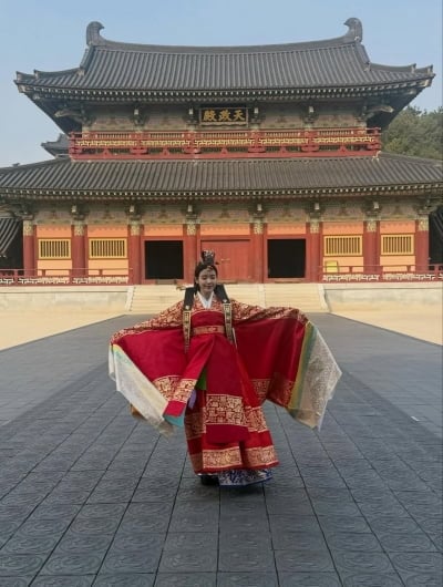 '♥이종석' 아이유, 진짜 '대군부인' 됐다…붉은 혼례복 입고 궁궐 한복판서 '여신 강림'