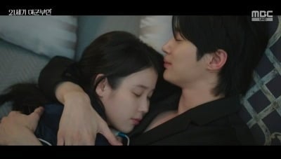 아이유, 변우석과 결혼 계약서 유출…"과부 되면 책임져라" ('21세기대군부인') [종합]