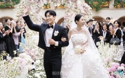 신지♥문원, 결혼식 사진 공개됐다…코요테 축사에 '눈물'
