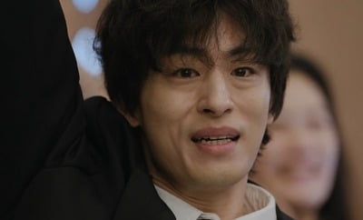 Drama Unfolds as Hwang Dong-man Battles for Recognition in 'All Fighting Their Worthlessness'
