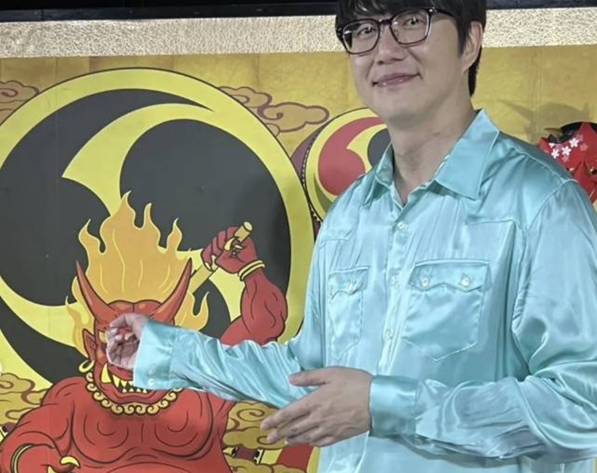 논란이 된 성시경의 고려청자룩./사진=성시경 SNS