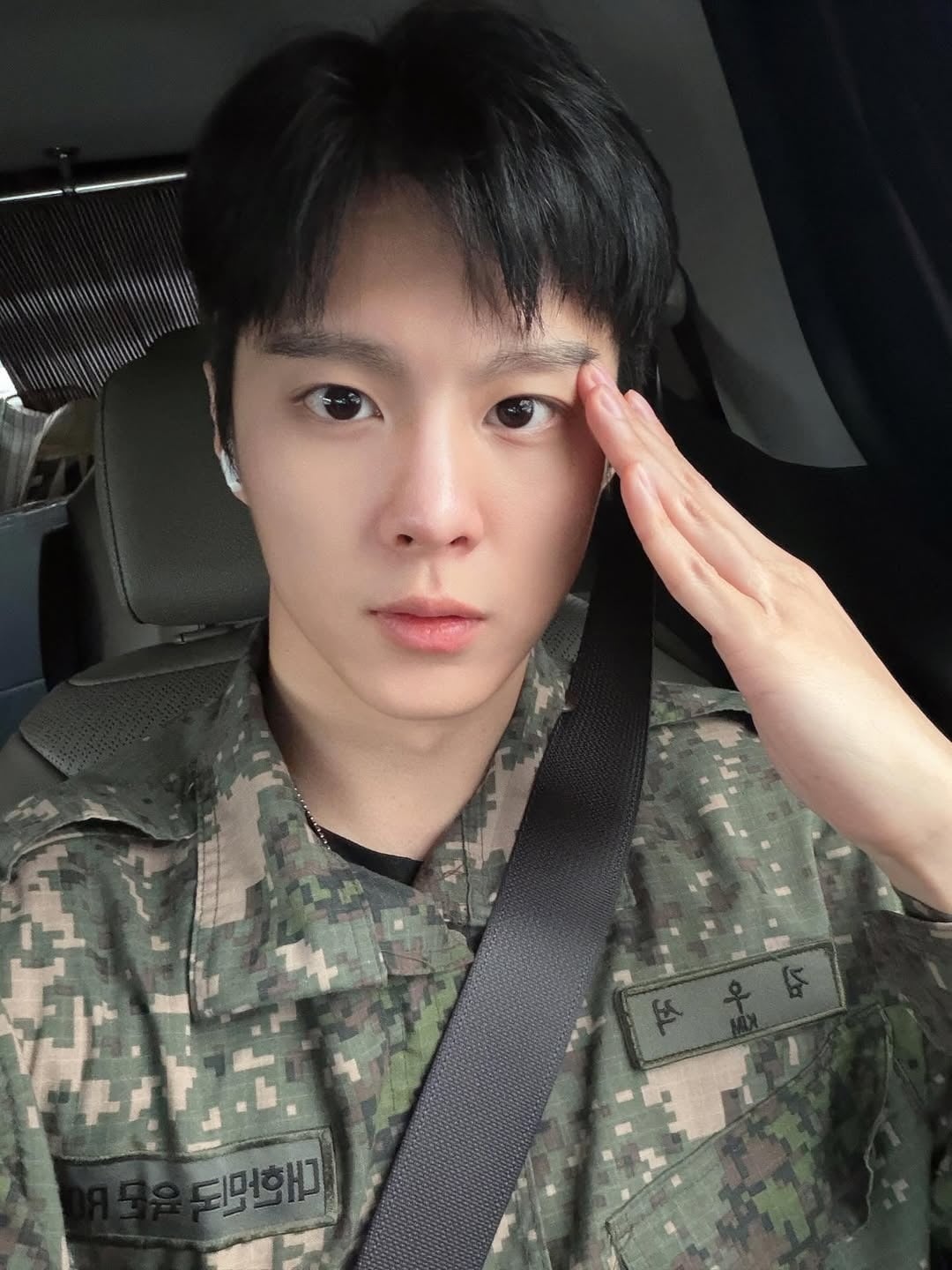 가수 겸 배우 1996년생 김우석이 국방의 의무를 마치고 팬들 곁으로 돌아왔다./사진=김우석 SNS