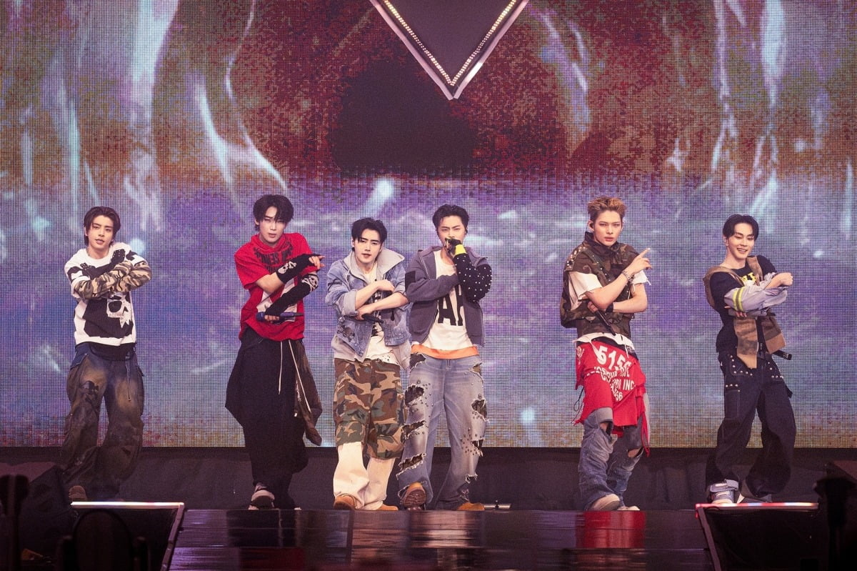 그룹 엔하이픈이 네 번째 월드투어 'ENHYPEN WORLD TOUR 'BLOOD SAGA''에서 무대를 선보이고 있다./사진제공=빌리프랩