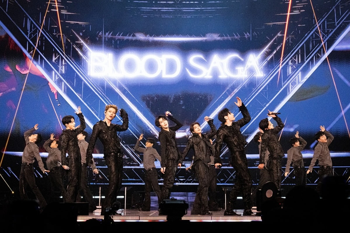 그룹 엔하이픈이 네 번째 월드투어 'ENHYPEN WORLD TOUR 'BLOOD SAGA''에서 무대를 선보이고 있다./사진제공=빌리프랩