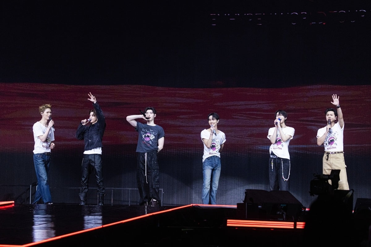그룹 엔하이픈이 네 번째 월드투어 'ENHYPEN WORLD TOUR 'BLOOD SAGA''에서 무대를 선보이고 있다./사진제공=빌리프랩