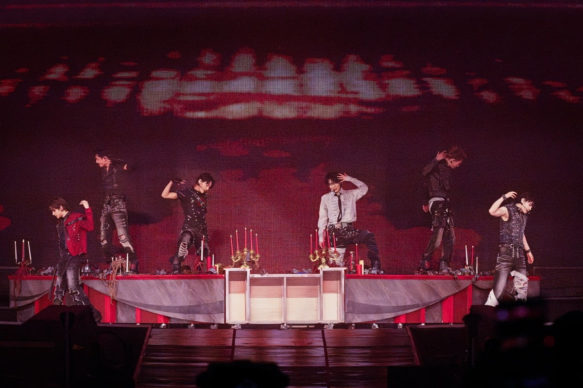 그룹 엔하이픈이 네 번째 월드투어 'ENHYPEN WORLD TOUR 'BLOOD SAGA''에서 무대를 선보이고 있다./사진제공=빌리프랩