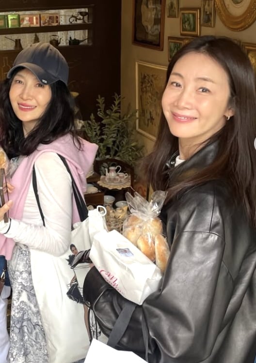 배우 채시라가 동료들과 함께한 생일 축하 현장을 공개했다.
사진=배우 채시라 SNS