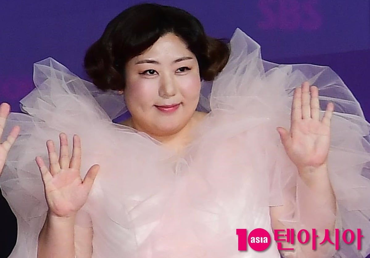 방송인 신기루가 포즈를 취하고 있다 / 사진=텐아시아 DB